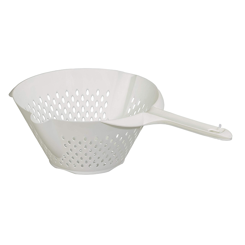Lip colander with long handle . The lip colander features a bowl-like shape with a curved lip around the edge to prevent spillage. It is equipped with a long handle, allowing for easy handling and maneuvering.
