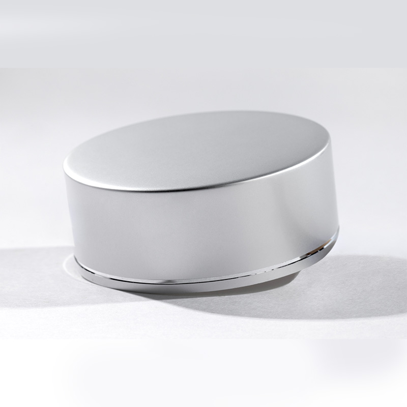 Round meal container This container is typically made of durable materials such as plastic or glass and features a secure lid